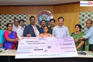 TSRTC | TSRTC presented a check of Rs 40 lakh to the family of the deceased conductor.